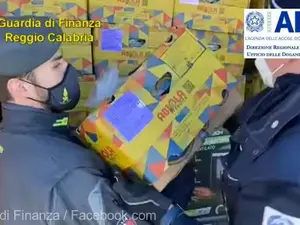 Peste trei tone de cocaină pură, descoperite printre banane în Italia, în regiunea Calabria. / Foto: captură video, Facebook