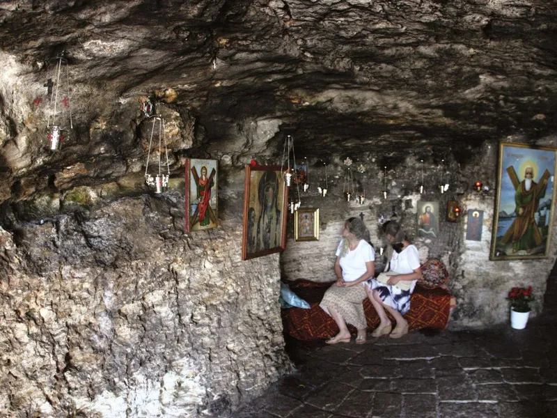 Slujbă de Liturghie mâine la „Peștera Sfântului Andrei”. Mii de credincioși vor fi prezenți - Foto: Crestini.ro