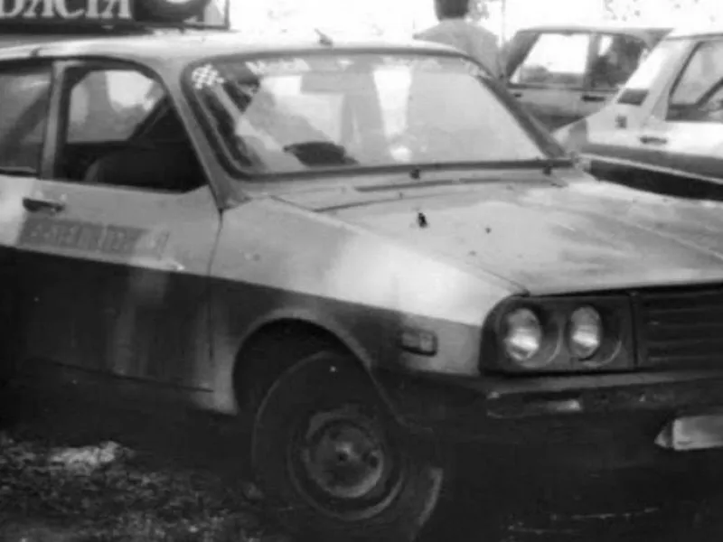 Dacia 1300 Coupe Hatchback: lunetă din 2 geamuri de autobuz. Nu s-a putut turna dintr-o bucată - Foto: automobileromanesti.ro