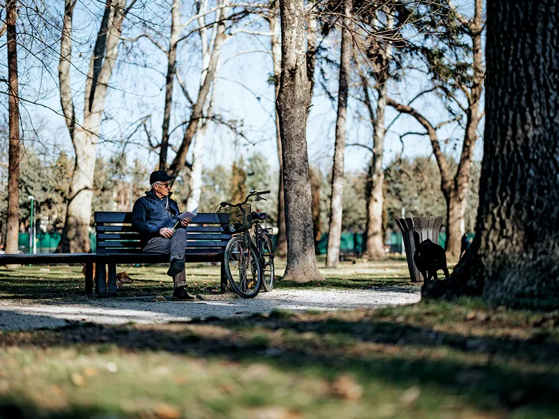 ÎN AER LIBER Profitați de lumina de la începutul zilei ieșind la o plimbare, chiar și în zilele înnorate. Sau bucurați-vă de prânz în parc