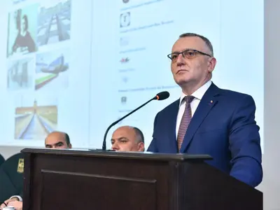 Elevii aflaţi în dificultate din perspectivă socio-economică vor beneficia de burse sociale - FOTO: Facebook/Ministerul Educatiei