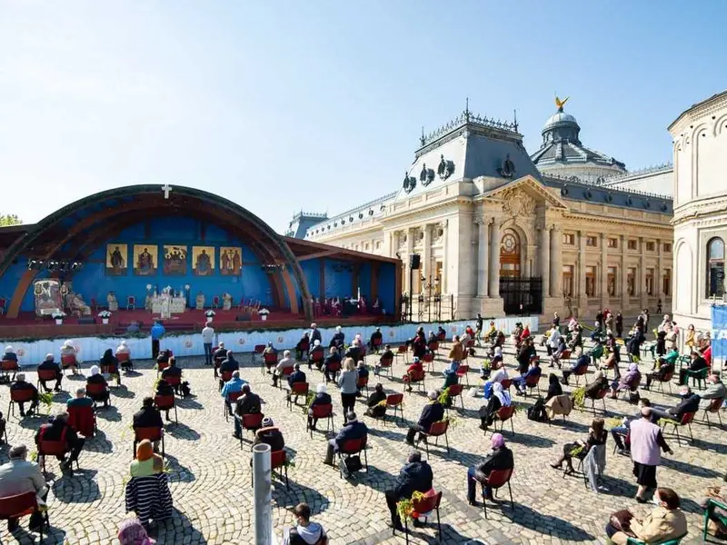 Deniile vor fi oficiate la altare exterioare/Foto: basilica.ro