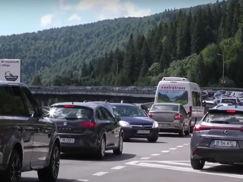 Întoarcere din concediu. Trafic intens pe Valea Parhovei, în staţiunile Comarnic, Buşteni şi Predeal - Foto: captură YouTube