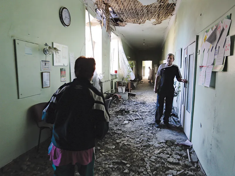 RUINE MORTALE  Un pacient se află în ceea ce a mai rămas dintr-un spital din Donesțk distrus de bombardamente în iulie 47 de victime