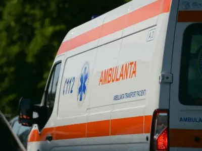 Echipajele medicale au transportat la spital, în noaptea de marţi spre miercuri, 12 copiii aflaţi în tabără la Lacu Roşu. / Foto: stirileprotv.ro