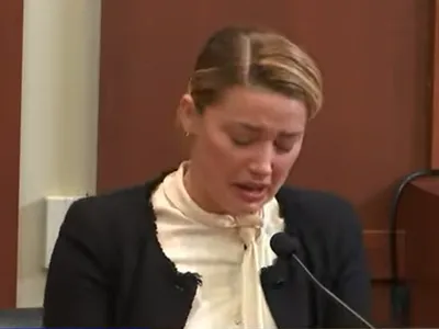 Amber Heard susține că soțul ei, Johny Depp, a agresat-o sexual cu o sticlă de lichior Foto: captură Youtube