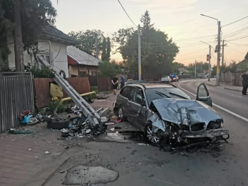 Un tânăr s-a urcat băut la volan și s-a crezut pilot pe străzile din Târgu-Neamț. / Foto: Info Trafic 24, Facebook