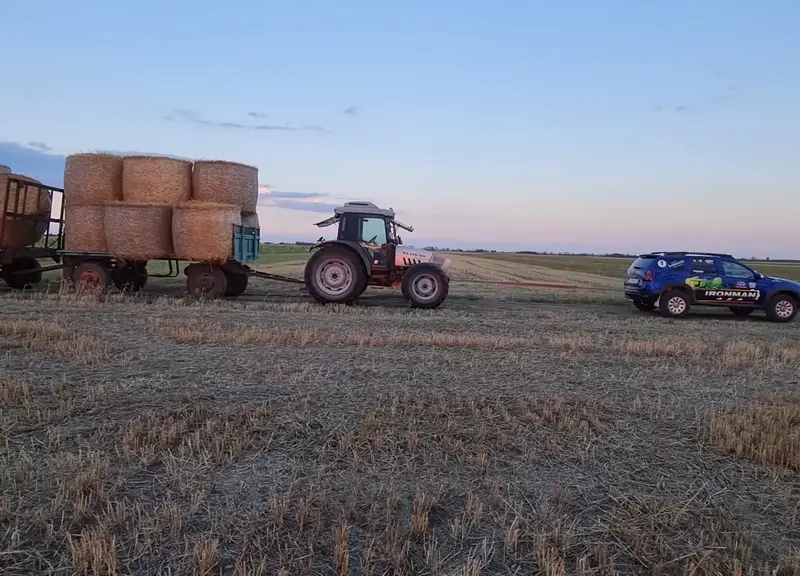 Dacia Duster trage 2 tractoare și 4 remorci cocoșate de baloți de paie. Total: 30 tone. / Foto: captură video