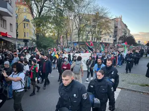 Mii de musulmani au protestat în Berlin. Au ignorat complet interdicțiile autorităților germane Foto: Profimedia Images