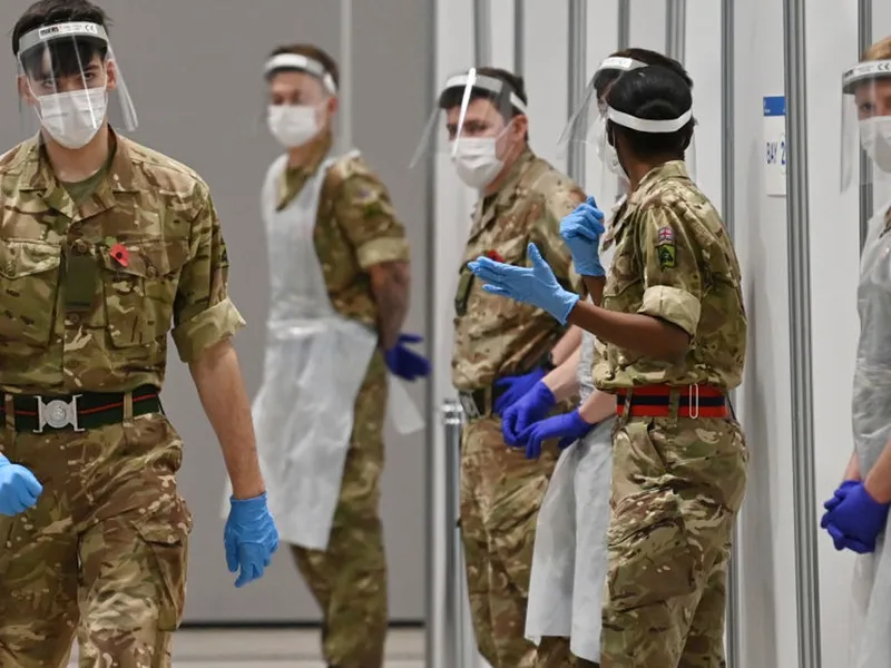 UK trimite sute de militari în spitale pentru a acoperi lipsa personalului bolnav de COVID-19. / Foto: sky.com