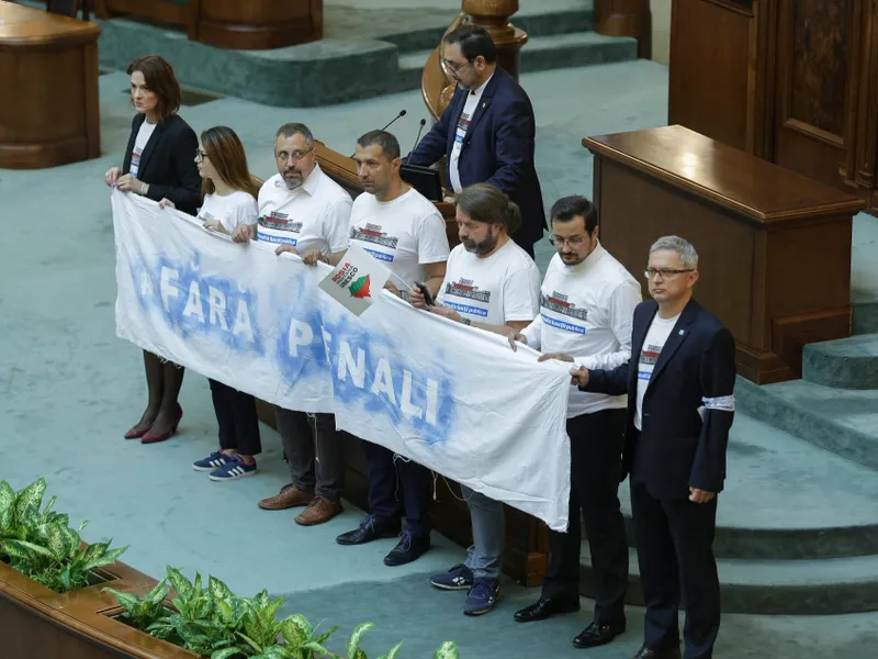 Parlamentarii USR au venit în ședință cu un banner „Fără penali”. Acest lucru nu mai este posibil. Foto Inquam Photos/Octav Ganea