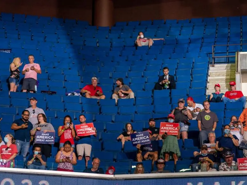 Locurile au rămas goale în sala în care urma să aibă loc evenimentul pro Trump. Foto New York Times