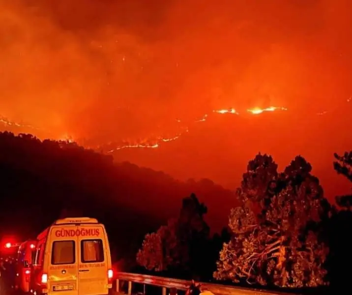 Mii de turiști au fost evacuați din calea flăcărilor. FOTO: Facebook