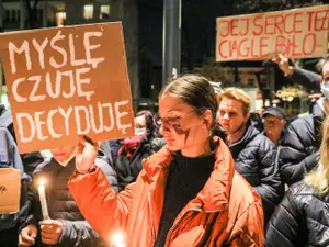 Proteste masive în Polonia, după moartea unei femei împiedicate să facă avort legal. Foto: https://olxpraca.com/