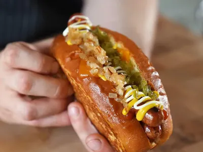 Cât costă hot-dog-ul cu boabe de piper din aur