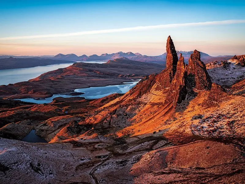 Skye Trail, Scoția  Skye este o insulă plină de legende și frumusețe naturală. Acest traseu este lung de 128 de kilometri, de la Broadford în sud, până la Rubha Hunish în nord