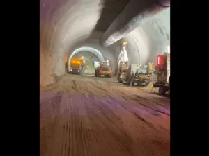 Cum merg lucrările la primul tunel la nivel de autostradă din România? Se vede „luminița” - Foto: captură video