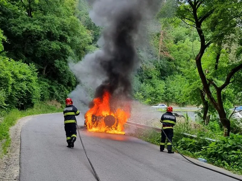 Un Land Rover Freelander vechi a luat foc în mers, pe șosea, între Șeica Mică și Șeica Mare. / Foto: turnulsfatului.ro