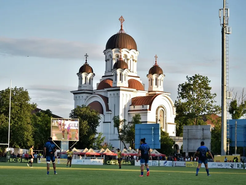 Clopotele Bisericii Cașin se aud atunci când se joacă rugby pe Stadionul Arcul de Triumf Foto: Dragoș Păscăneanu