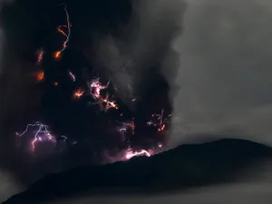 Vulcanul Ibu a erupt. Șapte sate au fost evacuate. Coloana de cenușă a avut 4 kilometri - Foto: Profimediaimages.ro