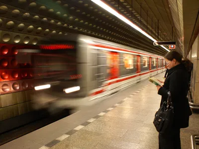 Un bărbat riscă ani grei de închisoare după ce încercat să arunce o femeie în fața metroului - FOTO: Profimedia Images