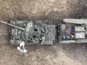 O dronă ucraineană a aruncat două bombe exact prin trapa deschisă a unui tanc rusesc T-80BV - FOTO: Twitter/Osinttechnical