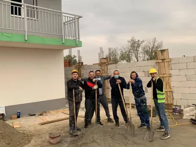 Florin Salam s-a apucat să construiască blocuri împreună cu câteva persoane apropiate Foto: Wowbiz