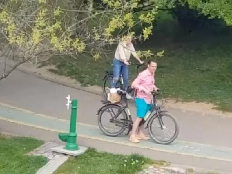 Primarul Robert Negoiță plimbându-se prin parc, pe bicicletă, cu iubita, și încâlcând astfel restricțiile de circulație Foto: Captură video