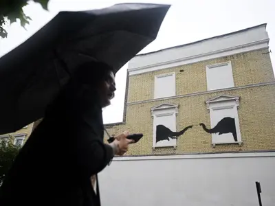 Un graffiti reprezentând doi elefanţi, revendicat de Banksy la Londra Foto: Profimedia Images