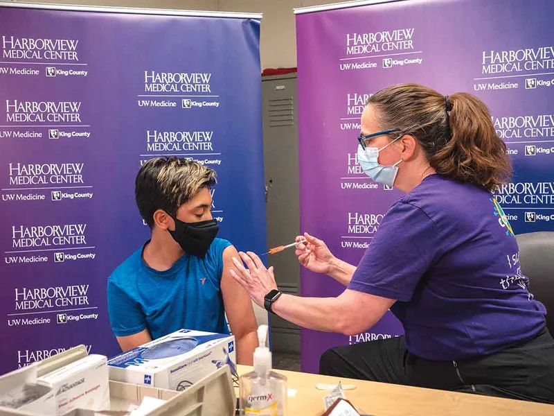 PRIMUL COPIL Ravi Olson, (12 ani) primește o primă doză de vaccin Pfizer COVID-19, pe 13 mai, în Seattle, Washington - Foto: Getty Images