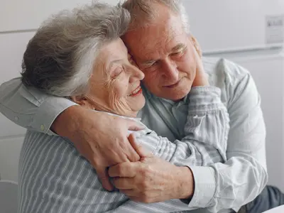 Care pensionari iau pentru prima oară bani de cardul de alimente în octombrie. Ce pensie au Foto: Freepik (fotografie cu caracter ilustrativ)