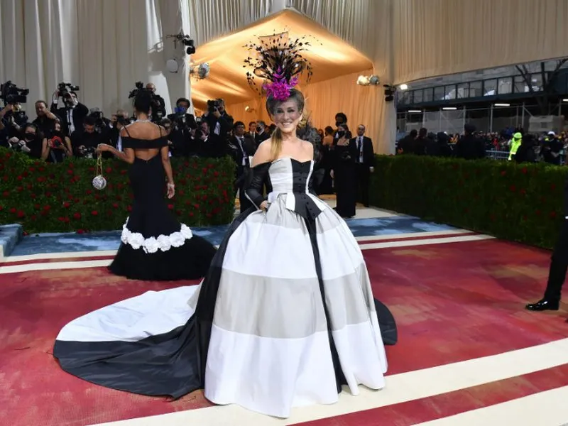 Sarah Jessica Parker într-o rochie semnată Christopher John Rogers / Foto: vogue.com