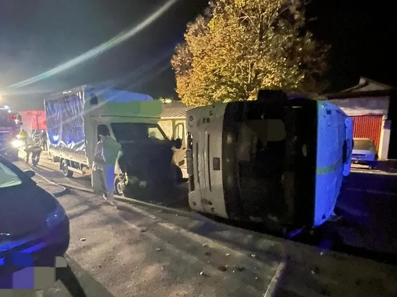 O camionetă a răsturnat un microbuz pe o stradă din Alexandria. / Foto: infotraficromania.ro