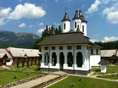 Au furat o bijuterie de aur de la o mănăstire și au băgat-o în amanet. Isprava unor tineri Foto:manastireacheia.ro