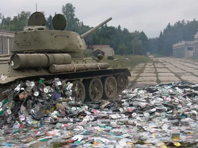 Armata Rusiei e la fundul sacului. Studioul de film Mosfilm donează tancuri şi tractoare de recuzită - Foto: Profimedia Images