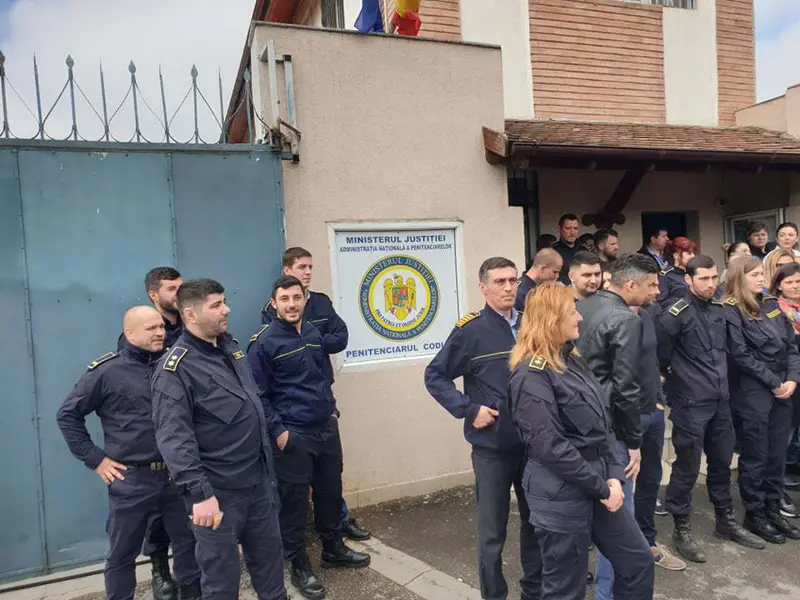 Angajați ai penitenciarului de la Codlea/FOTO: bzb.ro