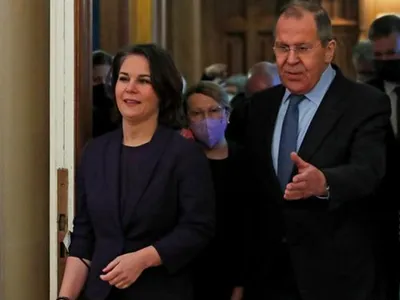 Ministrul rus de Externe, Serghei Lavrov, în cursul unei conferinţe de presă cu şefa diplomaţiei germane, Annalena Baerbock, aflată într-o vizită de lucru la Moscova. / Foto: news.ro