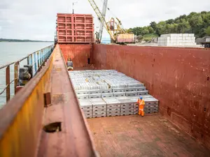 Rușii au trimis o navă în Mariupol să fure tot fierul din orașul port cucerit zilele trecute/FOTO: profimediaimages.ro