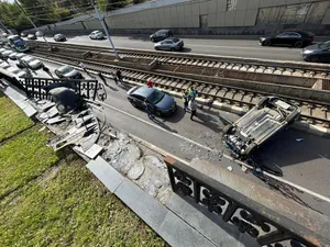 Imaginile ce explică cum a sărit un șofer cu mașina în Pasajul Lujerului. A încurcat pedalele -  Foto: Facebook/Info Trafic Bucuresti si Ilfov