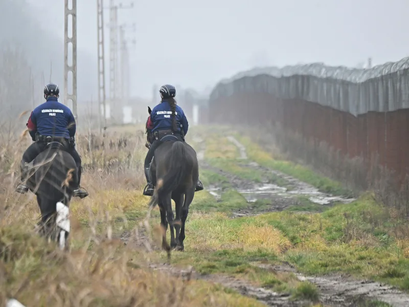 Migranți la granița dintre Serbia și Ungaria - Foto: Profimedia Images