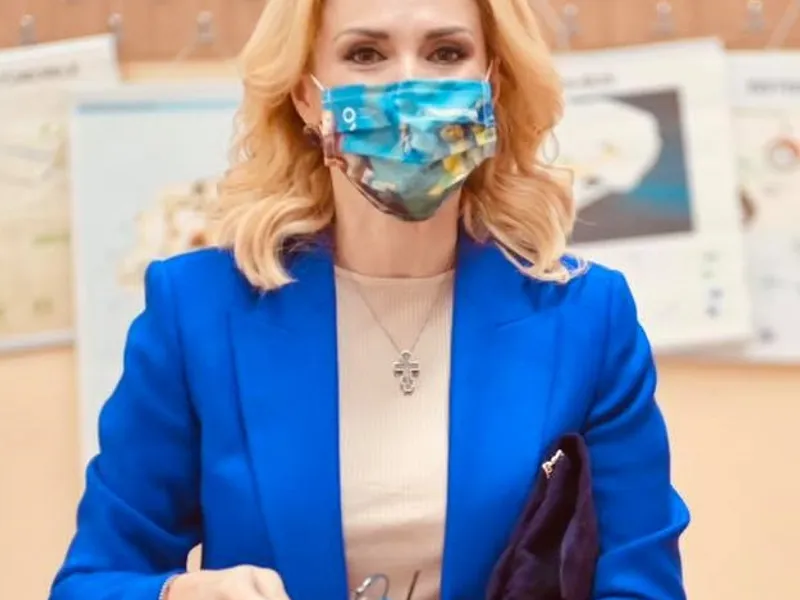 Firea, pozându-se imediat după ce a votat în alegerile locale din Capitală. Ea a pierdut în fața lui Nicușor Dan. Sursa foto: Facebook