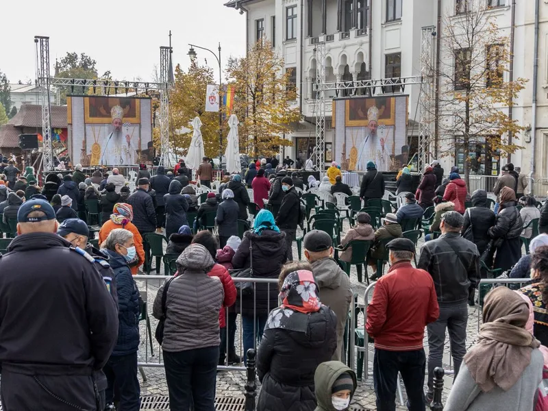 Peste 13.500 de români au petrecut o noapte întreagă în frig pentru a ajunge la racla Sf Parascheva - FOTO: Inquam Photos/Casian Mitu