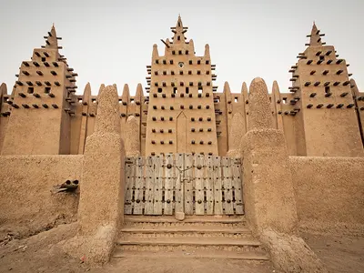 MADRASSA PESTE ANI - Marea Moschee a lui Djenné-Djenno a fost construită din chirpici în 1907, pe locul moscheii originale, care e posibil să fi existat încă din 1200 și care a fost un centru major al învățăturii islamice în Evul Mediu