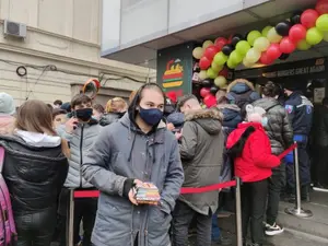 Aglomerație la deschiderea unui fast-food în București/FOTO: G4 Media