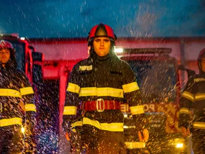 Incendiu într-un bloc cu nouă etaje din oraşul Ploieşti. Degajări mari de fum - Foto: igsu.ro