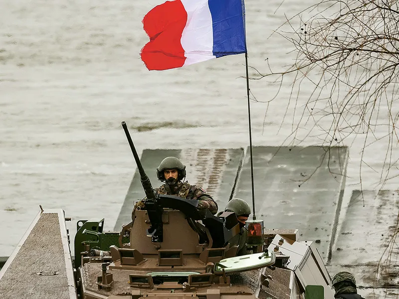 Militari francezi prezintă transferul de tancuri și vehicule blindate prin râul Vistula din Polonia, în timpul exercițiului NATO Dragon-24, parte a exercițiului de amploare Steadfast Defender-24 - Foto: Profimedia Images