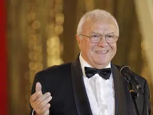 Actorul Alexandru Arşinel, transportat de ambulanţă la Spitalul Universitar din Bucureşti. / Foto: news.ro