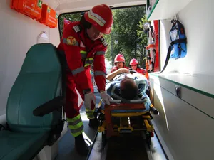 În urma impactului, un tânăr în vârstă de 22 de ani, pasager în autoturism, a fost transportat la o unitate medicală pentru a primi îngrijiri - Foto: INQUAM PHOTOS/ George Vilia