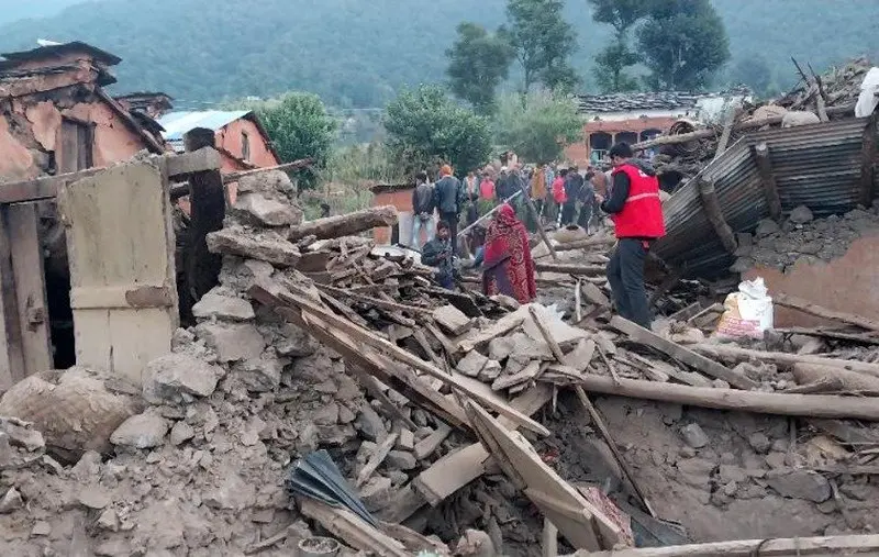 6 morți și 5 răniți în urma unui cutremur similar cu cel de săptămâna trecută din România - FOTO: Twitter/HimanshuDixitt