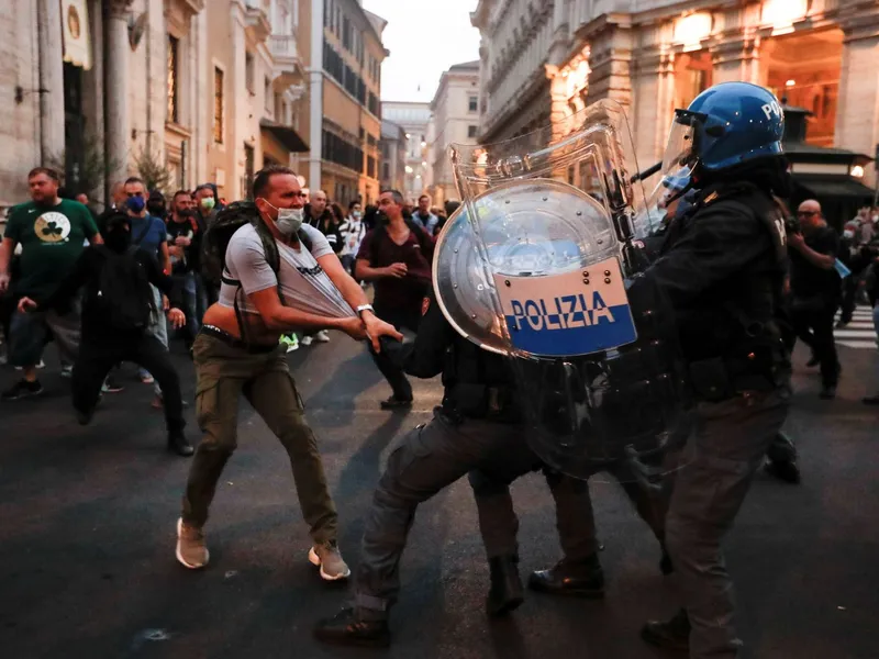 Proteste violente la Roma, împotriva impunerii certificatului verde COVID la locurile de muncă. / Foto: agerpres.ro